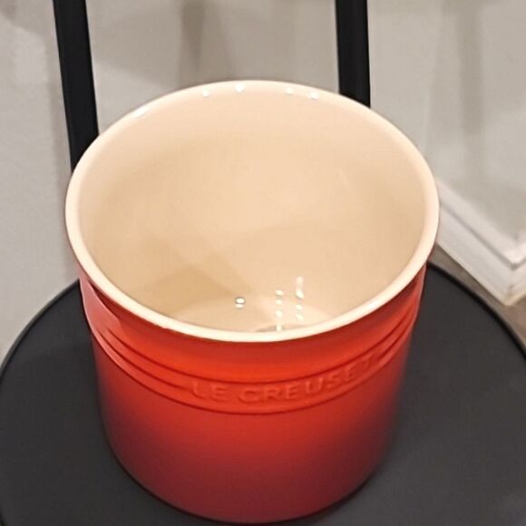 Le Creuset Stoneware Large 2 3/8 Quart Utensil Crock- Cerise - Picture 5 of 5